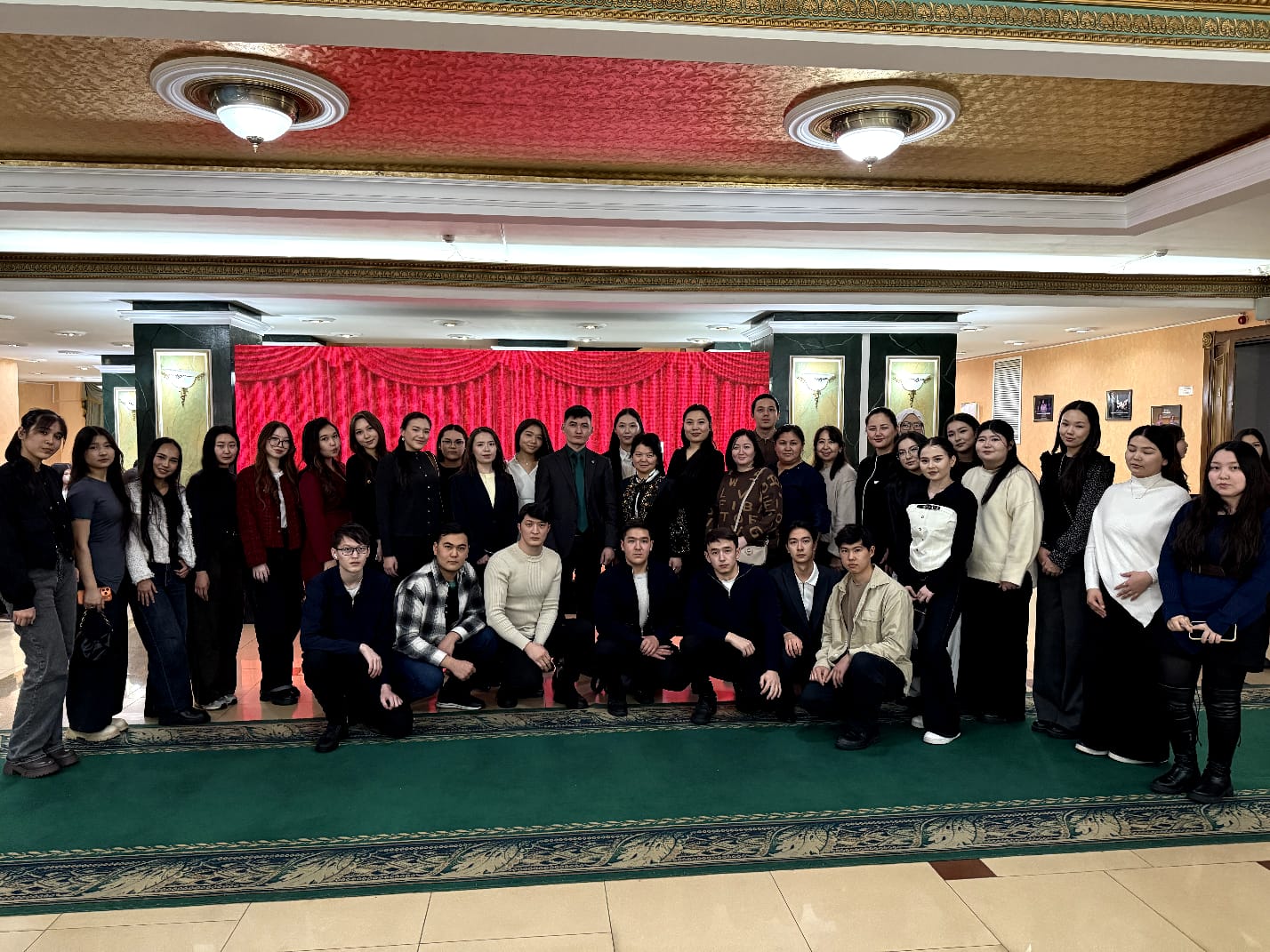 Факультет студенттері мен кураторлары «Қызыл орамалды шынарым» спектаклін тамашалады